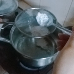 Đun nước 300ml nước ấm rồi cho 200g bột gạo + 50g bột năng + 1 muỗng muối (nêm vừa), sau đó trộn đều, khuấy đều để tan bột.