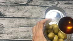 Cho cà na vào hủ rồi cho nước đường đã để nguội vào ngập mặt.
