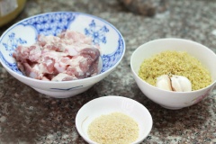Sườn rửa sạch, chặt miếng vừa ăn. Tỏi bóc vỏ, bằm nhỏ.