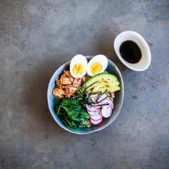 Bày salad, thêm vài cọng rong biển khô cùng với chén nước tương (trộn dầu mè, nước tương, giấm gạo và gừng băm) để tăng thêm hương vị. Bữa ăn kiêng của bạn sẽ đầy đủ dưỡng chất, lâu no hơn và khiến bạn không ăn quá nhiều đồ ăn vặt cũng như làm giảm dần cân nặng. Nhanh tay thử làm ngay công thức salad này nhé.