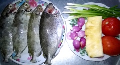 Cá kình làm sạch, rửa lại với nước. Hành lá rửa sạch, cắt nhỏ. Cà chua cắt múi cau. Thơm bỏ mắt, cắt miếng vừa ăn. Hành tím bóc vỏ, cắt mỏng.