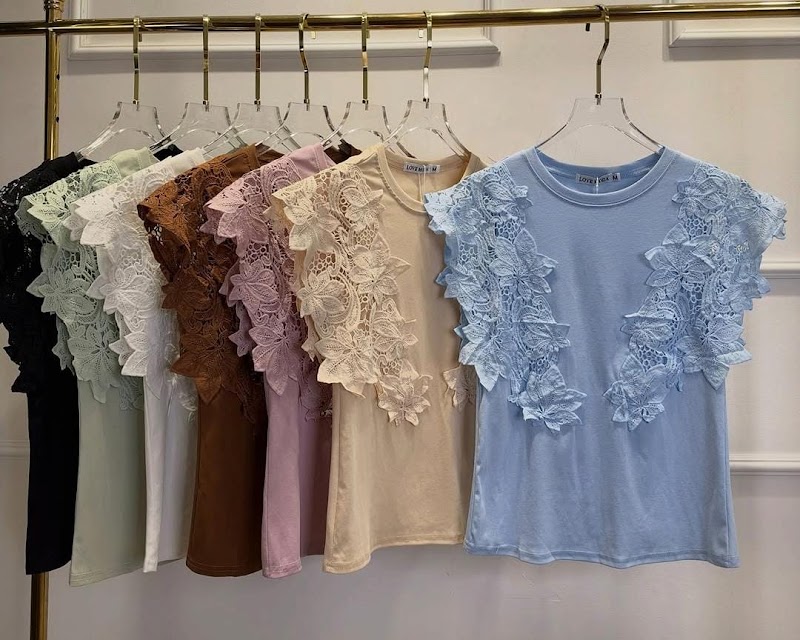 Blusa bordada con encaje floral