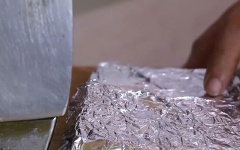 Đặt bàn ủi lên trên lát bánh mì sandwich đã được bọc giấy bạc và ủi như bạn ủi quần áo trong khoảng 30 giây.