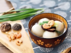 Bánh trôi mặn với lớp vỏ ngoài dẻo dẻo cùng phần nhân thịt đậm đà ăn kèm với nước dùng ngọt thơm hẳn sẽ đốn tim bất kỳ bà nội trợ khó tính nào. Món ăn vừa quen thuộc nhưng lại khá mới mẻ, thích hợp cho bữa ăn sáng lẫn các bữa ăn nhẹ của cả gia đình.