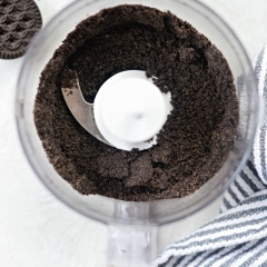 Cho vỏ bánh Oreo hoặc bánh quy khác vào máy xay sinh tố hoặc máy xay thực phẩm, xay nhuyễn, rắc phần vụn bánh lên trên mặt bánh cupcake, trang trí tùy thích.