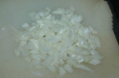 Ốc bươu mua về ngâm, xả nước nhiều lần, rửa sạch với muối, ớt (hoặc nước vo gạo) để ốc nhả hết nhớt. Đem luộc và khêu lấy mình ốc, băm miếng nhỏ vừa ăn. Ngâm nấm mèo và miến dong cho mềm sau đó băm nhỏ. Hành tây, hành lá, củ sả, gừng sơ chế sạch, cắt nhỏ. Thịt nạc vai rửa sạch, băm nhuyễn.