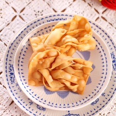 Làm nóng dầu ăn trong chảo, cho bột vào, chiên vàng giòn. Thỉnh thoảng lật đều để bánh sanck không bị cháy nhé. Vớt bánh ra, để ráo dầu.