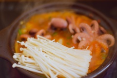 Nêm nếm cho vừa miệng với 1 muỗng canh đường, 2 muỗng cà phê nước mắm sau đó cho ớt cắt lát vào.