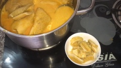 Khi dùng cắt thành từng miếng nhỏ vừa miệng.