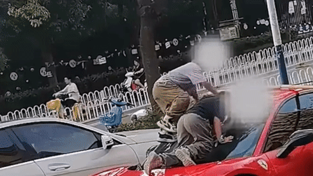 4 đứa trẻ trèo lên mui siêu xe Ferrari để chơi đùa, chủ xe kiện phụ huynh - Báo VietnamNet