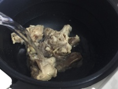 Sau đó cho thịt xương heo vào nồi cơm điện, rót nước ngập mặt xương, thêm gừng, hành boa rô thái nhỏ. Cho tiếp vào củ mài và bắp cắt khúc nhỏ. Mở chế độ nấu súp trong khoảng 50-60 phút. Sau đó thêm vào ngò rí, nêm 2g muối, 1/2 muỗng canh rượu, 1g tiêu, khuấy đều.