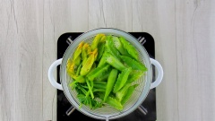 Bắc một nồi nước sôi, thêm vào một muỗng cà phê muối, cho các loại rau củ mà bạn ưa thích vào luộc vừa chín. Vớt rau củ ra, cho vào tô nước đá lạnh rồi vớt để ráo. Món kho quẹt sẽ không được trọn vẹn nếu thiếu đi rau củ để ăn kèm.