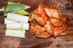 Thịt gà rửa sạch, chặt miếng vừa ăn. Kim chi và hành boa rô cắt khúc vừa ăn. Đậu hũ non cắt miếng nhỏ.