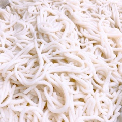 Chuẩn bị nguyên liệu. Rau sống ăn bún bò có thể mua ở siêu thị (bông chuối, xà lách, rau thơm). Bún trụng lại với nước nóng, cho ra rổ to đựng. Huyết ngâm với nước ấm. Xương heo, giò heo, cho vào nồi nước dùng hầm với 2 củ hành tây, sả.