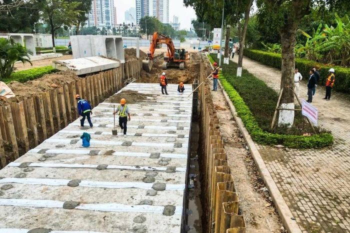 Hà Nội xuyên đêm thi công chống ngập trước mùa mưa bão 2026 - Báo Tri thức &amp; Cuộc sống