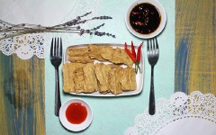 Bày trí ra đĩa và thưởng thức với tương ớt hay nước chấm tùy thích.
