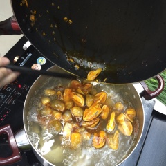 Cho nấm rơm xào vào cùng nồi nước bánh canh cua, nấu sối lại thì cho bánh canh vào, khuấy đều. Chờ nồi bánh canh cua sôi lại thì tắt bếp.