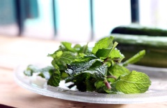 Bún rửa qua với nước lạnh. Bắc một nồi nước lên bếp đun sôi, thả bún khô vào, đun lại khoảng 3 – 4 phút, tránh đun quá lâu bún sẽ bị nhũn. Sau đó đổ ra một cái rổ rồi nhúng luôn vào nước lọc rồi mới để ráo nước, việc này vừa giúp sợi bún không dính vào nhau vừa để cho bún được giòn hơn. Rau húng lũi rửa sạch, để ráo.