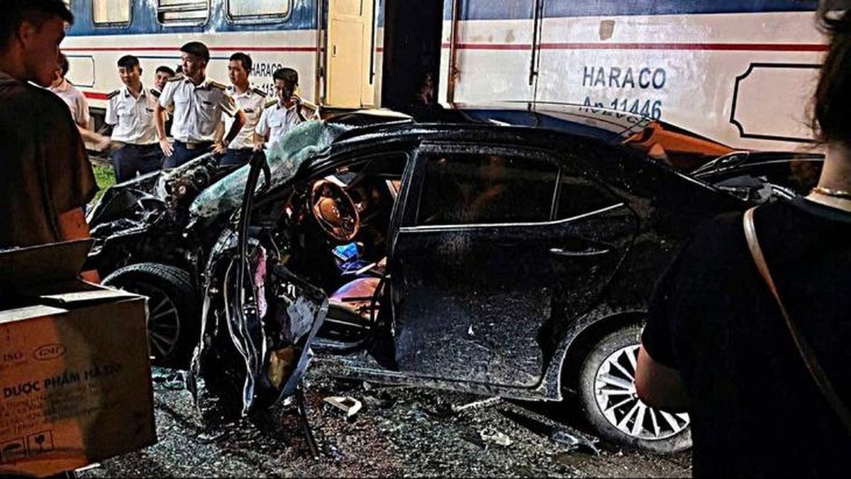 Tàu hỏa đâm ô tô biến dạng, tài xế may mắn thoát nạn - Đài Phát thanh và truyền hình Hà Nội