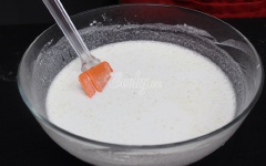 Sau khi bột làm bánh cuốn nóng đã ủ xong, đem ra gỡ màng bọc thực phẩm ra dùng phới khuấy đều bột.