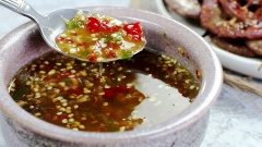 Phần nước mắm tỏi ớt chua cay là món sốt chấm thứ nhất mình khuyên dùng. Được thực hiện đơn giản bằng việc dã nhuyễn 30 trái ớt (xanh và đỏ), 2 củ tỏi, 100gr đường thốt nốt rồi hòa hỗn hợp đã dã với 40ml nước mắm và 50ml nước cốt chanh (có tép chanh).