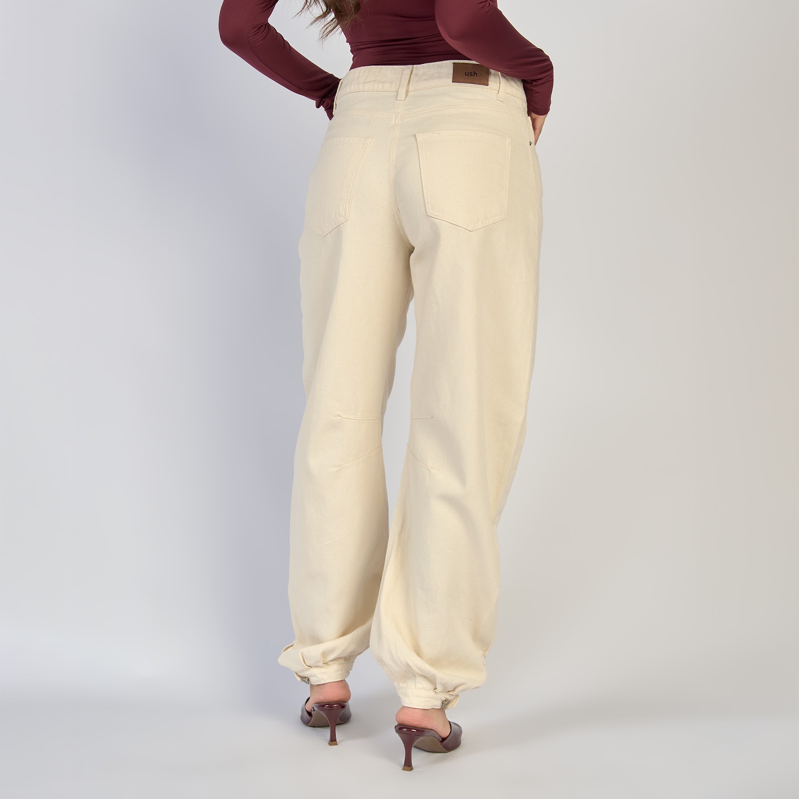 Jean dama barrel straight rígido con botón en la bota, color Ivory - Vista 7