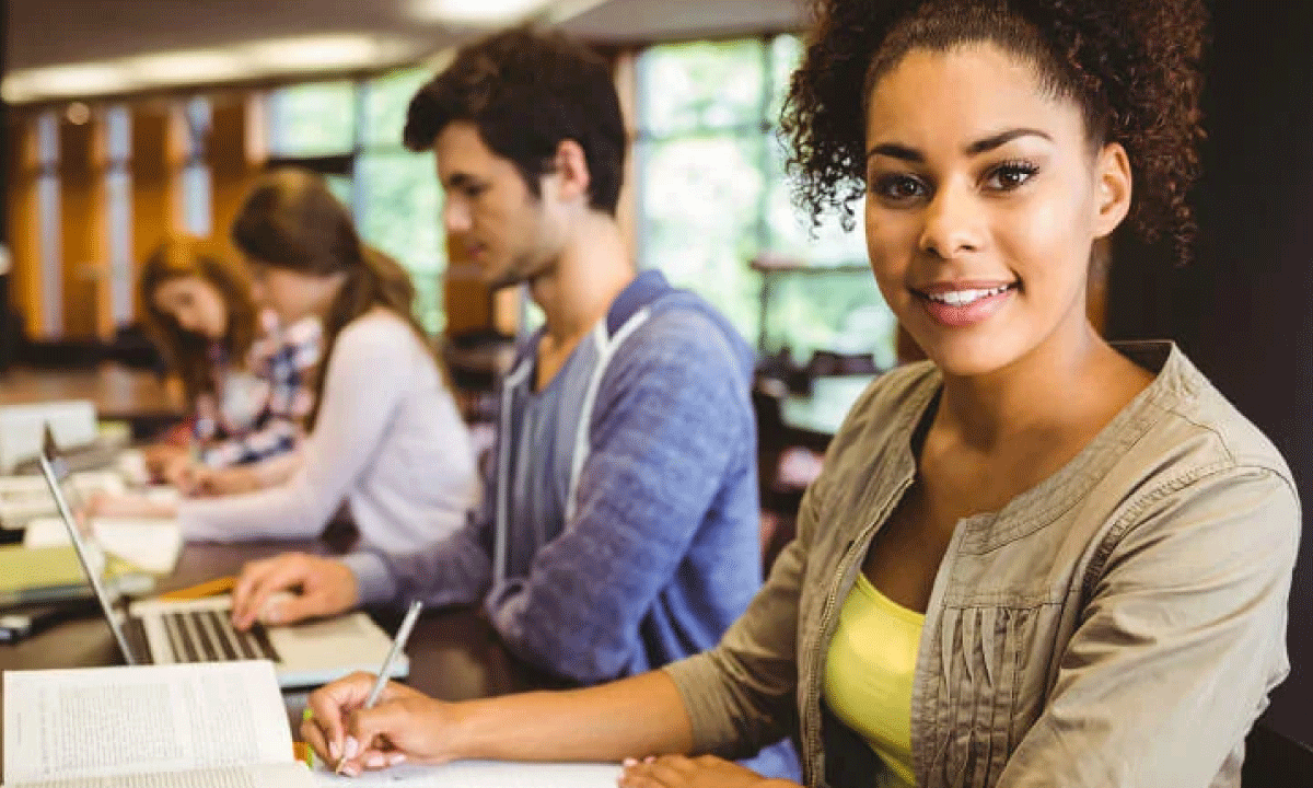 Encuesta revela que los estudiantes sin título universitario valoran la educación superior como una herramienta crucial para mejorar sus oportunidades laborales