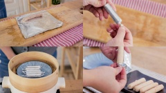 Bóp tôm thịt vào tấm giấy bạc, cuộn lại rồi vặn chặt hai đầu cho kín. Đem xúc xích tôm đi hấp, hấp khoảng 15 phút là chín. Để xúc xích tôm nguội bớt rồi bóc giấy bạc ra là được.