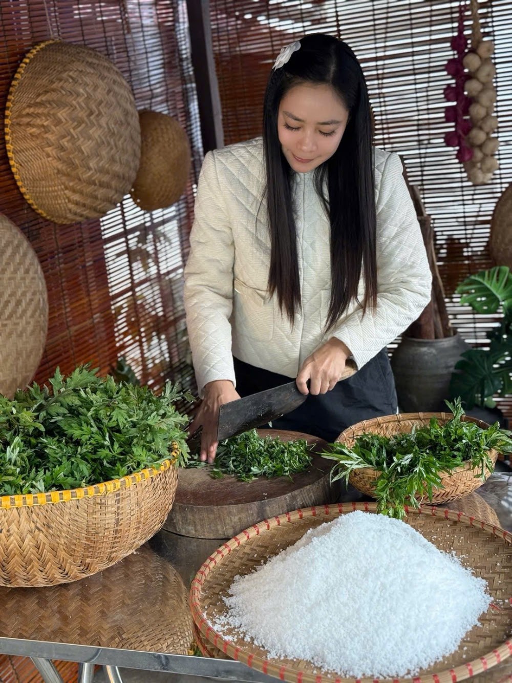Lương y Kim Ngân thái ngải cứu tươi chuẩn bị bài thuốc chườm truyền thống