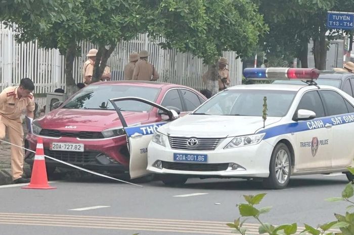 Tài xế vi phạm nồng độ cồn, chạy quá tốc độ, tông gãy cửa xe CSGT - Báo Pháp Luật TP.HCM