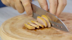 Xúc xích cắt lát dài. Bắc chảo nóng, cho 2 muỗng canh dầu ăn, đổ xúc xích đã cắt vào áp chảo cho chín vàng thì gắp hết xúc xích ra dĩa để riêng.