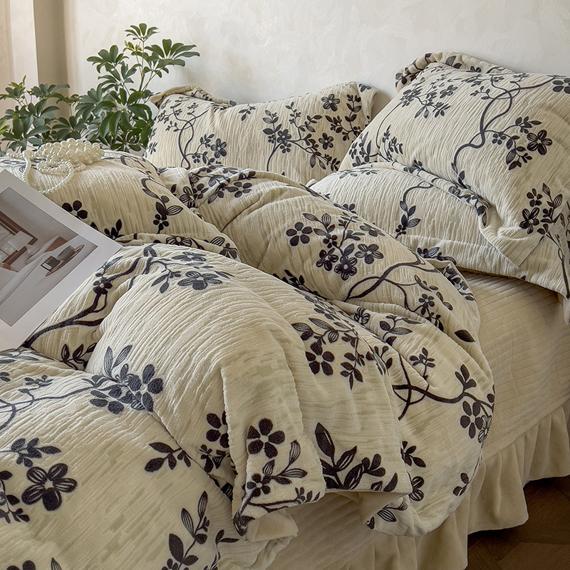 Microfiber fleece bedding set with French embroidery