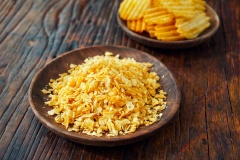 Cánh gà mua về rửa sạch, để ráo nước, khứa vài đường trên cánh. Ướp cánh gà với muối, tiêu, tỏi băm, ớt bột trong 30 phút cho thấm đều gia vị. Snack khoai tây cho ra dĩa nghiền nhỏ. Bột mì cho ra một dĩa khác. Trứng gà đánh tan trong dĩa riêng. Lấy từng cánh gà lăn qua bột mì rồi vào trứng gà rồi qua dĩa snack nghiền để chúng phủ đều hết thịt gà. Làm như vậy cho đến khi hết nguyên liệu.
