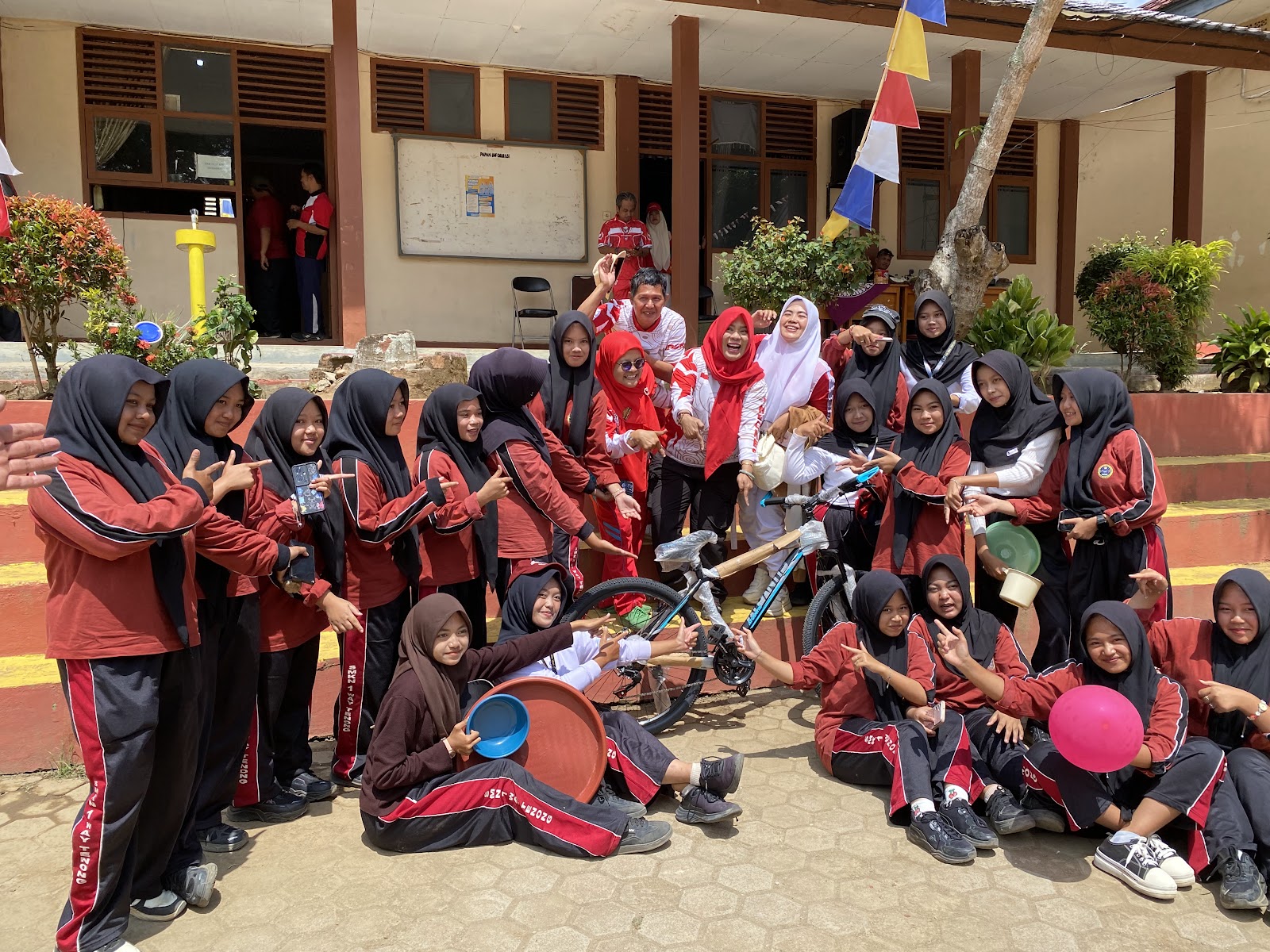 Suasana Jalan Sehat SMKN 1 Way Tenong