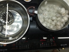 Cách làm bánh bột lọc trần nhân tôm thịt: Chuẩn bị khoảng 2 lít nước lọc trong tô lớn. Đun sôi nồi nước, khi nước sôi thì cho bánh vào luộc, đậy kín nắp đến khi bánh trong, nổi lên mặt nước.