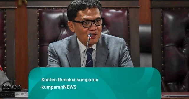 Ketua Komisi III DPR RI Habiburokhman memberikan keterangan terkait RUU Perampasan Aset di Kompleks Parlemen.