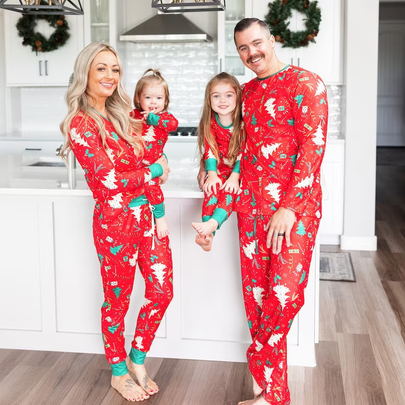 Weihnachts-Schlafanzug-Set für die ganze Familie