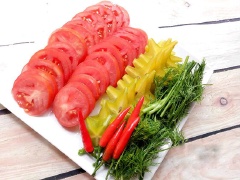 Hành lá, thì là, rau răm cắt gốc, rửa sạch và cắt khúc. Cà chua rửa sạch, cắt múi cau. Khế chua rửa sạch, cắt mỏng khoảng 0.5cm. Sả bóc lớp vỏ ngoài, thái vát mỏng.
