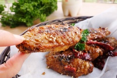 Bày trí cánh gà chiên tỏi ớt ra đĩa, rắc thêm ít mè trắng rang lên trên cho đẹp mắt là có thể dùng. Thịt gà chiên vàng béo, dai dai, quyện cùng sốt chua cay, mặn ngọt, kích thích vị giác, giúp bữa ăn gia đình thêm ngon miệng.