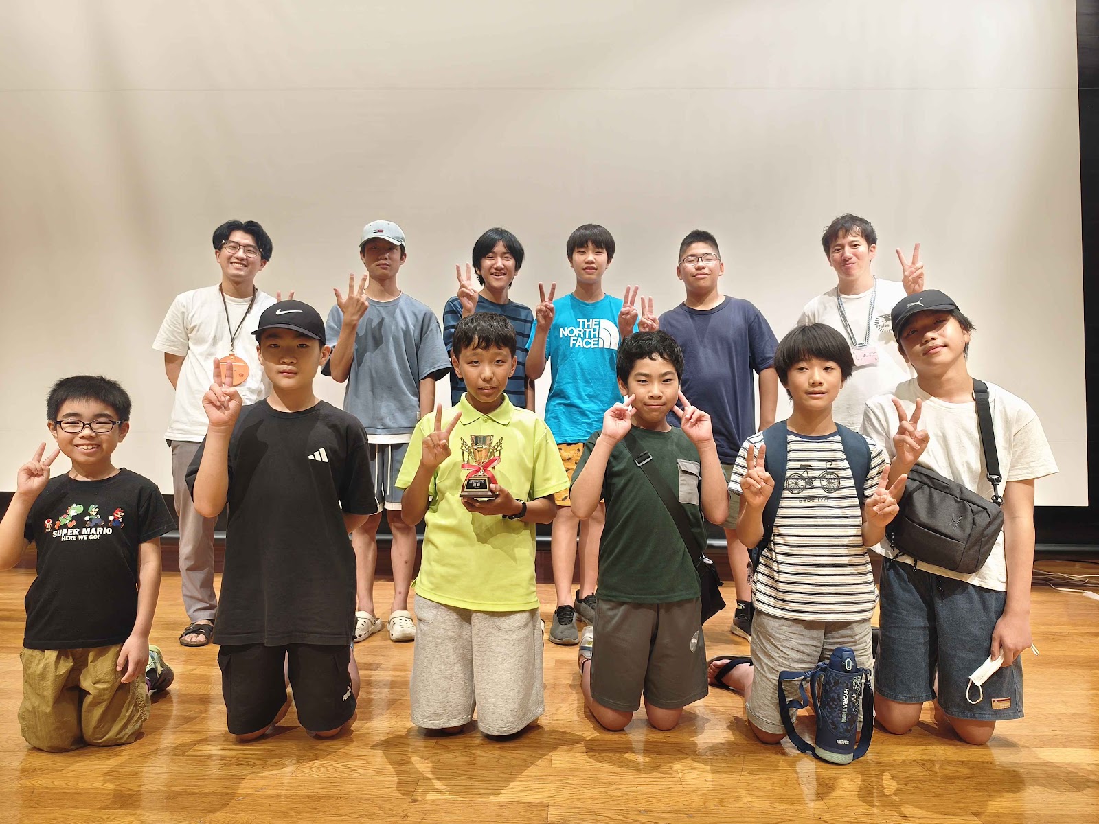 大会参加者と運営スタッフの記念写真