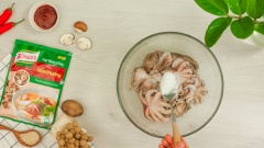 Sơ chế bạch tuộc: Bạch tuộc mua về rửa sạch với muối và gừng để khử mùi tanh, sau đó chia bạch tuộc làm 2 phần. Một phần để ướp với gia vị còn một phần để nguyên.