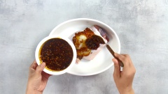 Đổ nước sốt vào thịt vịt, Thoa đều sốt vào miếng thịt và để thịt vịt ướp ít nhất 4 tiếng để vịt ngấm gia vị. Sau đó, treo thịt vịt vào cái móc và phơi thịt dưới trời nắng to từ 1-2 ngày, đến khi thịt khô ráo, da vịt hơi co lại.