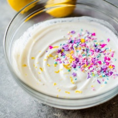 Trộn đều nước cốt chanh, sữa chua, mật ong, sữa tươi, kẹo cốm đủ màu trong một cái tô trộn. Sau đó, rót hỗn hợp vào các khuôn làm kem que, đặt trong ngăn đá tủ lạnh chờ đông là được.