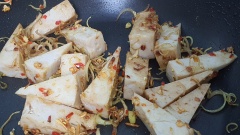 Khi sả vàng và giòn thì thêm chả cắt khúc vào. Thêm tiếp hạt nêm chay Knorr, nước tương rồi xóc đều để gia vị tan, thấm đều chả. Đồng thời, chả sẽ bám tất cả sả, tỏi, ớt thơm lừng.