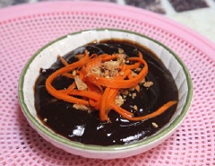 Cách làm tương chấm: đun nóng 1/2 muỗng canh dầu ăn, phi tỏi băm thơm, đổ tất cả hỗn hợp tương chấm vào nồi, đặt lên bếp đun sôi nhẹ, tắt bếp, nêm nếm lại tùy theo khẩu vị của bạn. Khi dùng múc một ít tương chấm ra chén, bên trên rắc một ít đậu phộng và cà rốt để lên bề mặt.