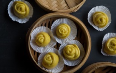 Thưởng thức thôi nào, nếu bạn muốn hâm bánh lại, có thể xếp bánh vào xửng rồi hấp lại nhé. Món bánh bao bí đỏ hình hoa hồng thơm ngon, đẹp mắt đảm bảo không chỉ có các bé sẽ mà gia đình cũng rất thích.