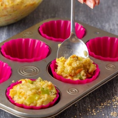 Xếp khuôn cupcake lên khay. Xúc hỗn hợp ra, phân phối đều các khuôn. Cho khay vào lò nướng trong 20 phút ở 350°F/180°C hoặc cho đến khi bánh chín vàng. Bánh nướng xong lấy ra để nguội 5 phút rồi thưởng thức nhé.