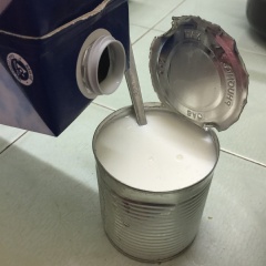 Khi sữa đặc chỉ còn âm ấm. Cho 220ml sữa tươi không đường vào cùng, khuấy khuấy.