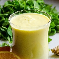 Bạn chuẩn bị sẵn một tô salad với nhiều loại rau củ khác nhau, rưới nước sốt cam gừng lên và thưởng thức, đảm bảo hương vị ngon khác lạ nha.