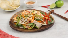 Thành phẩm: Gỏi ngó sen rau tiến vua có độ giòn của các loại rau củ kết hợp với vị ngọt tươi từ thịt và hải sản rất thích hợp để khai vị trong các bữa tiệc gia đình.
